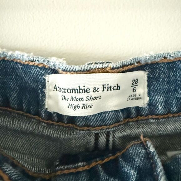 Abercrombie & Fitch High Rise Mom Short Raw Hem Distress Medium Wash - Size 28 - Picture 4 of 5